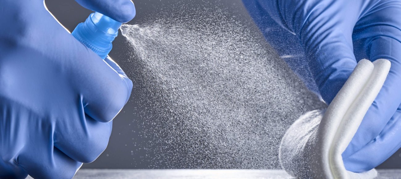 Hands,In,Rubber,Gloves,Treat,The,Table,With,A,Disinfectant