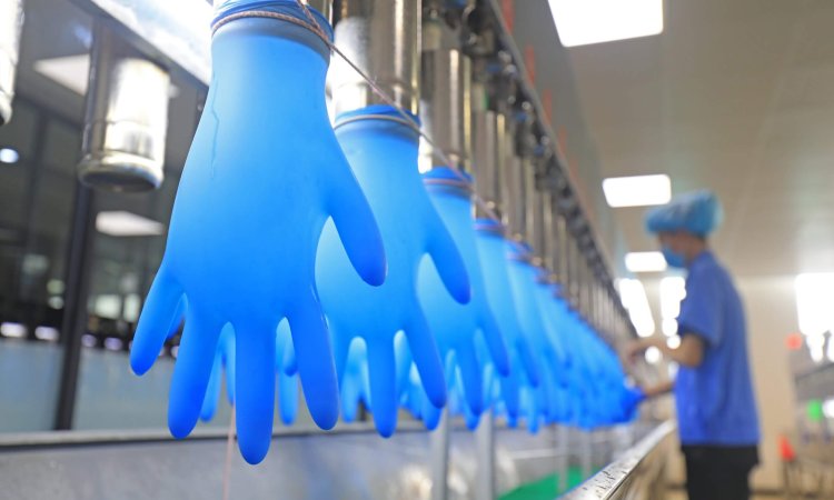 Workers,Spot,Check,The,Product,Quality,Of,Nitrile,Gloves,On