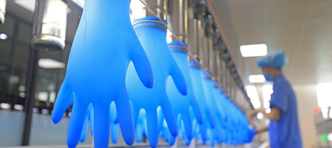 Workers,Spot,Check,The,Product,Quality,Of,Nitrile,Gloves,On